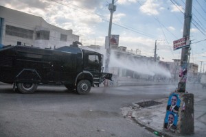 06 - La polizia ha utilizzato idranti e gas lacrimogeni per disperdere i manifestanti