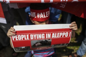 07 Cartello con le foto dei morti civili ad Aleppo