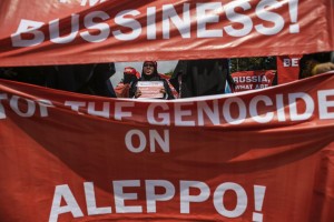 09 Alla manifestazione anche delle donne con il volto coperto dal velo islamico