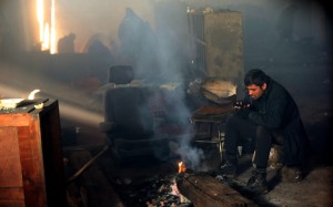 Un uomo all’interno del fatiscente capannone