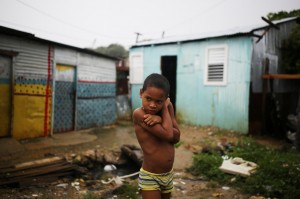 Santo Domingo, Rep. Domenicana. Un bimbo di fronte alla sua casa nel quartiere di La Cienaga