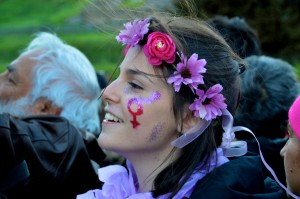 10 - Un'attivista nella marcia di Roma durante la giornata internazionale della donna