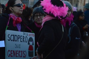 11 - Delle femministe sfilano con lo slogan 'Sciopero sui generis', in riferimento alla giornata della donna e ai motivi del corteo