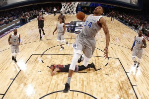 11 - Giannis Antetokounmpo (Eastern Conference) fa canestro dopo un’azione spettacolare