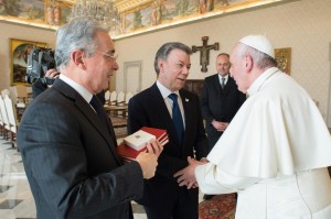11 I doni del Papa una medaglia medaglia dell’angelo della Pace e tre libretti