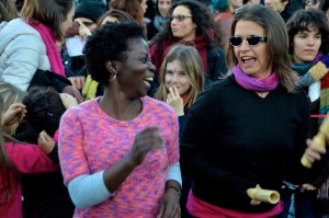 12 - Due madri attiviste ballano e suonano all'interno della sfilata con i loro bambini