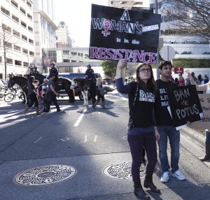 Corteo contro Trump per le strade di Houston, Texas