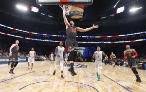 13 - Il centrale Marc Gasol va a canestro contro gli Easter Conference