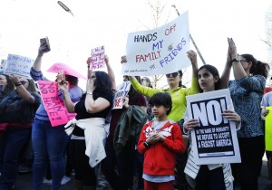 Corteo contro Trump per le strade di Houston, Texas