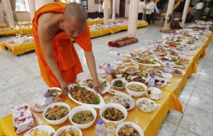 13 Un monaco buddista che prepara i tavoli per il pranzo