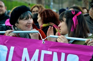 14 - Due generazioni di donne a confronto sfilano tenendo il cordone principale della protesta 'Non una di meno'