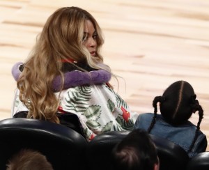 14 - La cantante Beyoncé insieme alla figlia Blue Ivy Carter assiste alla gara