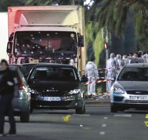 14 luglio- Tir si abbatte sulla folla che passeggia sulla Promenade des Anglais a Nizza. Il bilancio è di 86 morti e oltre 300 feriti.