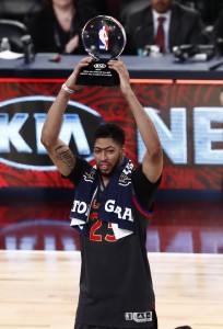 15 - Anthony Davis della Western Conference alza il trofeo dopo aver sconfitto il raggruppamento della Eastern Conference