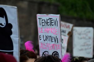 15 - Moltissimi i cartelli e gli slogan dei partecipanti. Un grido simbolico è stato 'tenetevi le mimose e unitevi alla lotta'