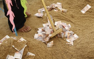 15 La raccolta dei soldi offerti ai propri antenati