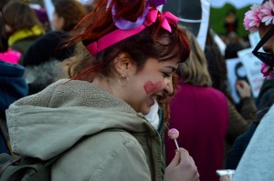 16 - Il tono della protesta è stato pacifico, scherzoso e all'insegna dell'allegria.