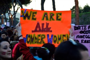 17 - Delle ragazze si fanno portavoce di tutte le donne sostenendo che sono tutte 'Wonder Women'
