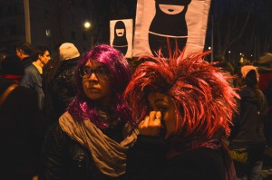 19 - Due attiviste percorrono l'ultimo tratto della manifestazione, quando ormai è calata la notte