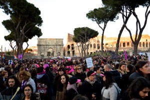 1 - Donne pronte per la partenza della manifestazione di Roma 'Non una di meno', marcia per lo sciopero mondiale delle donne. L'incontro è stato alle spalle dell'Arco di Costantino