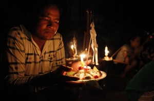 1 I buddisti cambogiani offrono cibo per i propri antenati fino a 7 generazioni passate