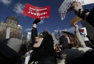 Grande manifestazione per le strade di New York City