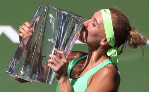 Elena Vesnina bacia il trofeo dopo aver battuto Svetlana Kuznetsova. Per Vesnina è la prima vittoria sul campo di Indian Wells