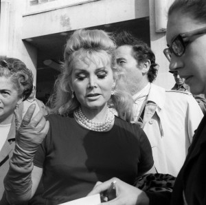 2) Zsa Zsa Gabor, intervistata dalla giornalista Erzsebet Sebes