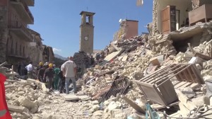 24 agosto- Il centro Italia è scosso da un terremoto di magnitudo 6.0. Distrutte le cittadine di Amatrice (in foto), Accumoli e Arquata e Pescara del Tronto.