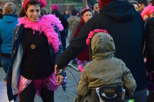3 - Alle manifestazione di Roma hanno partecipato anche intere famiglie in supporto dell'uguaglianza di genere.
