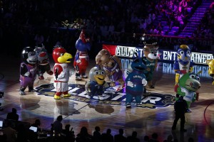 4 - Il ballo rituale delle mascotte delle varie squadre