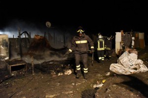 L’incendio scoppiato nel campo ha trasformato “il Ghetto” in maceria