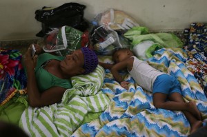Santo Domingo, Rep. Domenicana. Gente in un rifugio fornito dalle autorità