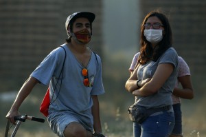 I cittadini costretti a indossare mascherine anti-smog per proteggersi dal fumo dell’incendio che distrutto la foresta di cilena di Empedrato, nella regione di Maule. Sono quattro mila le persone evacuate. 