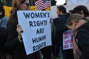 5 - 'I diritti delle donne sono diritti umani'. Delle attiviste femministe americane partecipano alla manifestazione di Roma.