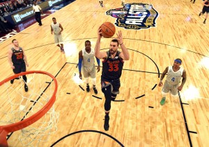 5 - Il centrale Marc Gasol degli Western Conference tira a canestro nella sfida con gli Eastern Conference