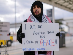 Manifestazione all'aeroporto di Atlanta, in Georgia
