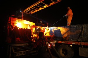 Decine di vigili del fuoco sono impegnati per spegnere il vasto rogo, mentre gli abitanti cercano di salvare i loro effetti personali.