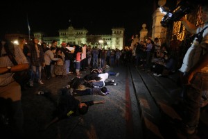 La protesta sul sagrato della Cattedrale di Santiago del Guatemala