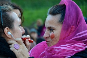 6 - Molte donne si sono truccate durante la manifestazione. Un'azione simbolo del gentil sesso.