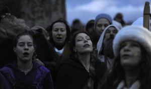 6 - Un gruppo di persone partecipa alla celebrazione