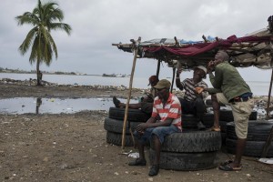 Cap Haitian, Haiti. Un gruppo di uomini dinnanzi all'inondazione