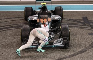 L'omaggio alla scuderia Mercedes, campione del mondo costruttori 2016