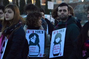 7 - Mariti, fidanzati, amici e colleghi hanno partecipato al corteo supportando i diritti femminili.