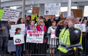 Manifestazione all'aeroporto di Atlanta, in Georgia