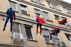 Gli sguardi stupiti ed emozionati dei pazienti di fronte ai loro supereroi