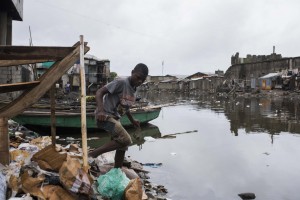 Cap Haitian, Haiti. Zona allagata con i detriti portati da forti venti