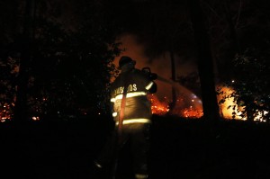 Pompieri cercano di domare l'incendio nella foresta cilena. 