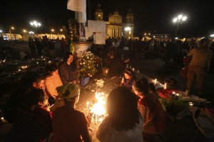 Un falò di candele durante la commemorazione popolare in piazza