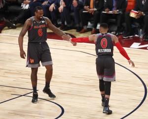 9 - Complicità dei compagni di squadra della Western Conference Russell Westbrook e DeAndre Jordan dopo un’azione di gioco